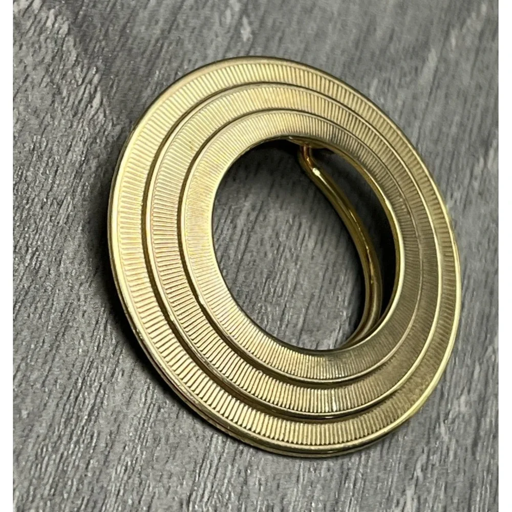 Vintage Gold Tone Concentric Ridged Circle Scarf Clip Modernist Style